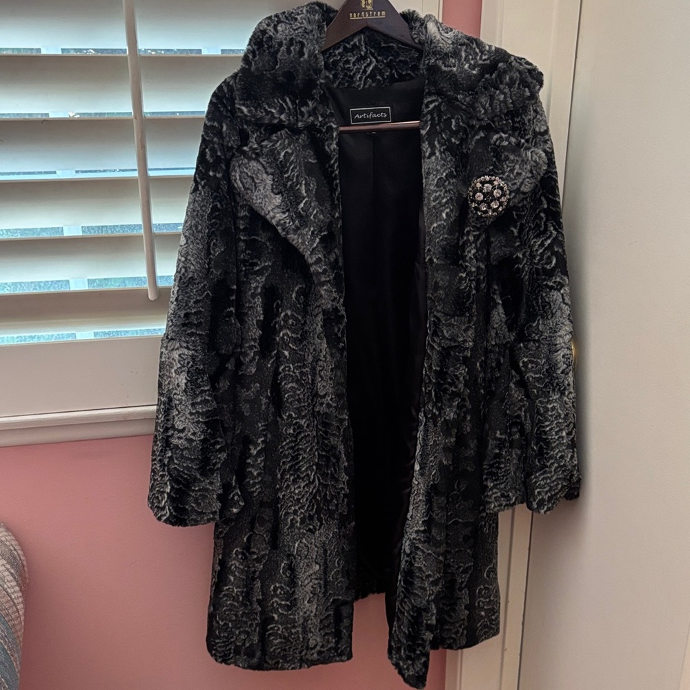 Lalique Elegant Black and Gray Teddy Jacket